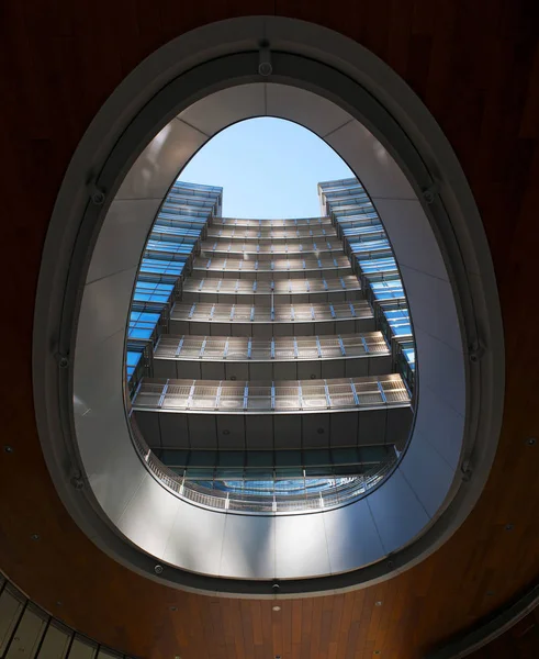 Milaan, Italië: één van de gebouwen in Gae Aulenti plein (Piazza Gae Aulenti), verhoogde cirkelvormige plein, ontworpen door de Argentijnse architect Cesar Pelli in het nieuwe district Porta Nuova Garibaldi — Stockfoto