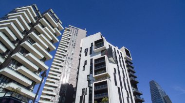 Elmas Kulesi ve kule Solaria, Amerigo Vespucci sokak görüldü. Milan. İtalya