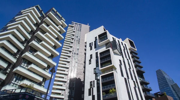 Elmas Kulesi ve kule Solaria, Amerigo Vespucci sokak görüldü. Milan. İtalya