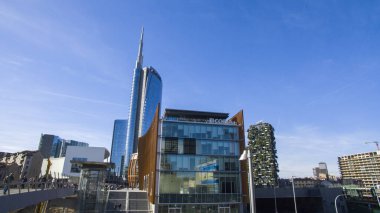 Unicredit kule ve Piazza Alvar Aalto, Milan, İtalya görülen yaya köprüsü