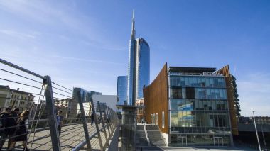 Unicredit kule ve Piazza Alvar Aalto, Milan, İtalya görülen yaya köprüsü