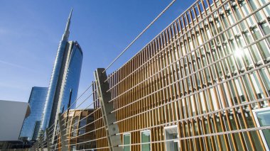 Unicredit kule ve Piazza Alvar Aalto, Milan, İtalya görülen yaya köprüsü