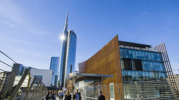 Unicredit kule ve Piazza Alvar Aalto, Milan, İtalya görülen yaya köprüsü