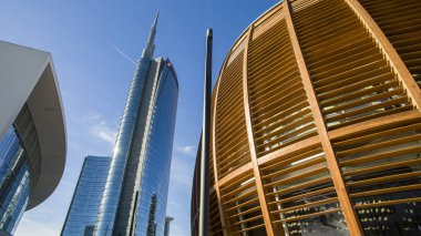 Unicredit kule ve Unicredit pavilion Gae Aulenti square, insanlar yürürken, insanlar gördüm. İtalya'nın en yüksek gökdelen Binası