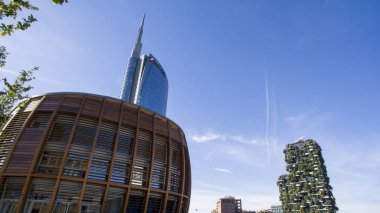 Unicredit kule ve Unicredit pavilion Gae Aulenti square, insanlar yürürken, insanlar gördüm. İtalya'nın en yüksek gökdelen Binası