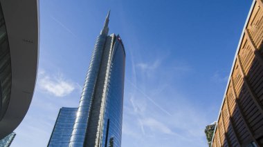 Unicredit kule ve Unicredit pavilion Gae Aulenti square, insanlar yürürken, insanlar gördüm. İtalya'nın en yüksek gökdelen Binası