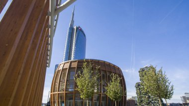 Unicredit kule ve Unicredit pavilion görülen Gae Aulenti square, Milan, İtalya