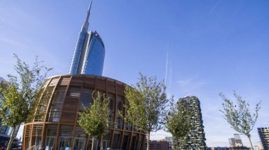 Unicredit kule ve Unicredit pavilion Gae Aulenti kare gördüm. Milano, İtalya