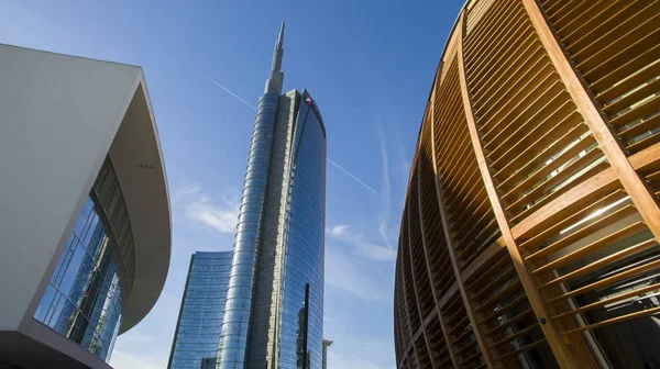 Torre Unicredit e padiglione Unicredit visti da piazza Gae Aulenti, persone a piedi. Il grattacielo più alto d'Italia — Foto Stock