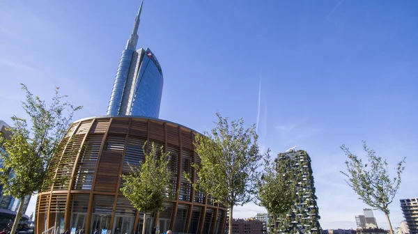 Unicredit kule ve Unicredit pavilion Gae Aulenti square, insanlar yürürken, insanlar gördüm. İtalya'nın en yüksek gökdelen Binası