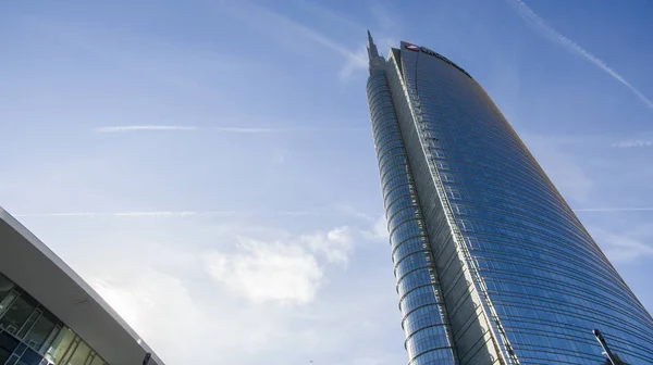 Torre Unicredit vista da piazza Gae Aulenti, Milano. Italia — Foto Stock