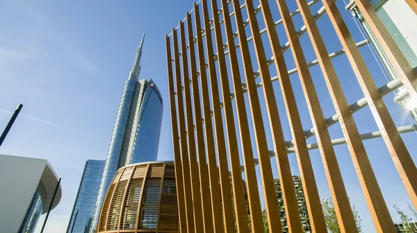 Unicredit kule ve Unicredit pavilion görülen Gae Aulenti square, Milan, İtalya