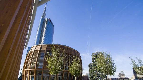 Unicredit kule ve Unicredit pavilion görülen Gae Aulenti square, Milan, İtalya