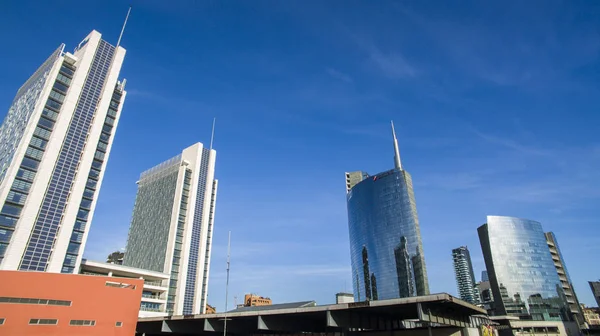 Garibaldi állomástól és a felhőkarcolók. UniCredit-torony és a városi terület, Milánó, Olaszország — Stock Fotó