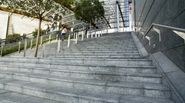 Escaleras que conducen a la plaza Gae Aulenti, Torre Unicredit, Milán, Italia — Foto de Stock