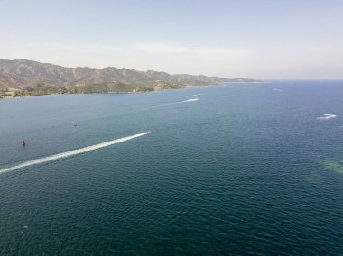 Yukarıdan yelken tekne ve kıyı şeridi sahil, plaj ve tatiller, gevşeme germek. Havadan görünümü