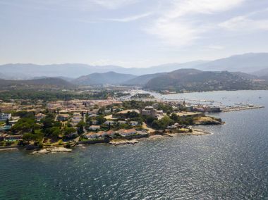Havadan görünümü, köy, Saint Florent, Corsica. Fransa. Liman tekne ve evler