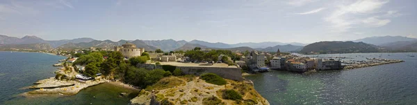 Vista aérea del pueblo de Saint Florent, Córcega. En Francia. Barcos y casas portuarias —  Fotos de Stock