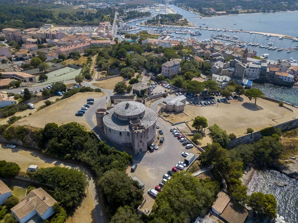 Luchtfoto van het dorp van Saint Florent, Corsica. Frankrijk. Haven-boten en huizen — Stockfoto