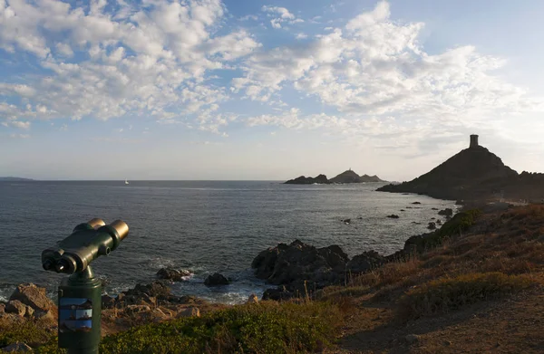 Corsica: dürbün La Parata kule, yıkık bir Ceneviz Kulesi 1608 Ajaccio Körfezi'nde inşa edilen ve Iles Sanguinaires (Bloody Adaları), ünlü 4 koyu kırmızı porfir Adaları işaret etti