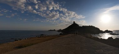 Corsica: sunset bulvarında La Parata kule, 1608 La Parata Cape Iles Sanguinaires (Bloody Adaları manzaralı Ajaccio Körfez, kuzey ucundaki üstüne inşa harap Ceneviz Kulesi)