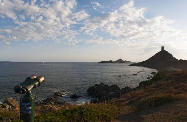 Corsica: dürbün La Parata kule, yıkık bir Ceneviz Kulesi 1608 Ajaccio Körfezi'nde inşa edilen ve Iles Sanguinaires (Bloody Adaları), ünlü 4 koyu kırmızı porfir Adaları işaret etti