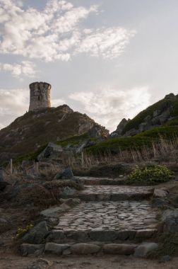 Corsica: sunset bulvarında La Parata kule, yıkık bir Ceneviz Kulesi 1608 La Parata Cape Iles Sanguinaires (Bloody Adaları önünde Ajaccio Körfezi'nin Kuzey sonunda üstüne inşa)