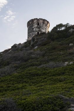 Corsica: sunset bulvarında La Parata kule, yıkık bir Ceneviz Kulesi 1608 La Parata Cape Iles Sanguinaires (Bloody Adaları önünde Ajaccio Körfezi'nin Kuzey sonunda üstüne inşa)