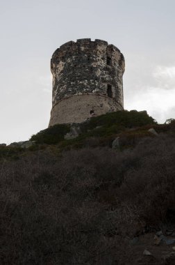 Corsica: sunset bulvarında La Parata kule, yıkık bir Ceneviz Kulesi 1608 La Parata Cape Iles Sanguinaires (Bloody Adaları önünde Ajaccio Körfezi'nin Kuzey sonunda üstüne inşa)