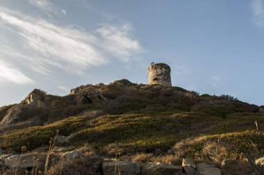 Corsica: sunset bulvarında La Parata kule, yıkık bir Ceneviz Kulesi 1608 La Parata Cape Iles Sanguinaires (Bloody Adaları önünde Ajaccio Körfezi'nin Kuzey sonunda üstüne inşa)