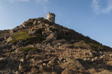 Corsica: sunset bulvarında La Parata kule, yıkık bir Ceneviz Kulesi 1608 La Parata Cape Iles Sanguinaires (Bloody Adaları önünde Ajaccio Körfezi'nin Kuzey sonunda üstüne inşa)