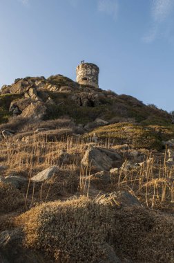 Corsica: sunset bulvarında La Parata kule, yıkık bir Ceneviz Kulesi 1608 La Parata Cape Iles Sanguinaires (Bloody Adaları önünde Ajaccio Körfezi'nin Kuzey sonunda üstüne inşa)
