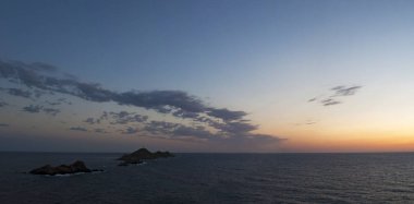 Corsica: Iles Sanguinaires (Bloody Adaları), ünlü dört koyu kırmızı porfir Adaları, Ajaccio Körfez 1844 kalma bir deniz feneri ile içinde bir küçük adalar üzerinde nefes kesen günbatımı