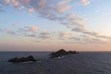 Corsica: Iles Sanguinaires (Bloody Adaları), ünlü dört koyu kırmızı porfir Adaları, Ajaccio Körfez 1844 kalma bir deniz feneri ile içinde bir küçük adalar üzerinde nefes kesen günbatımı