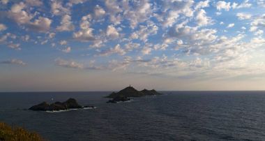 Corsica: Iles Sanguinaires (Bloody Adaları), ünlü dört koyu kırmızı porfir Adaları, Ajaccio Körfez 1844 kalma bir deniz feneri ile içinde bir küçük adalar üzerinde nefes kesen günbatımı