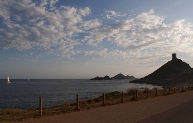 Corsica: sunset bulvarında La Parata kule, 1608 La Parata Cape Iles Sanguinaires (Bloody Adaları manzaralı Ajaccio Körfez, kuzey ucundaki üstüne inşa harap Ceneviz Kulesi)