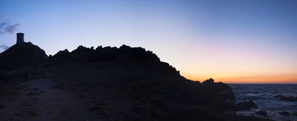 Córcega: puesta de sol en la Torre La Parata, una torre genovesa en ruinas construida en 1608 en la cima del cabo La Parata, en el extremo norte del Golfo de Ajaccio, frente a los Sanguinarios de Iles (Islas Sangrientas) ) — Foto de Stock