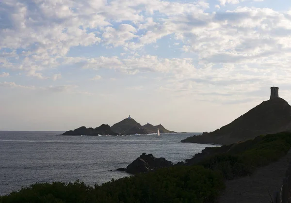 Korsika: solnedgång på La Parata Tower, förstörda Genuesiska tornet byggdes 1608 på toppen av La Parata Cape i norra delen i Ajaccio-bukten, med utsikt över Iles Sanguinaires (Bloody öar) — Stockfoto