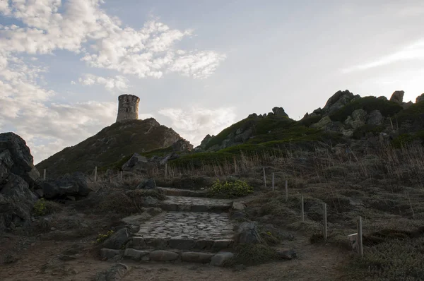 Córcega: puesta de sol en la Torre La Parata, una torre genovesa en ruinas construida en 1608 en la cima del cabo La Parata, en el extremo norte del Golfo de Ajaccio, frente a los Sanguinarios de Iles (Islas Sangrientas) ) — Foto de Stock