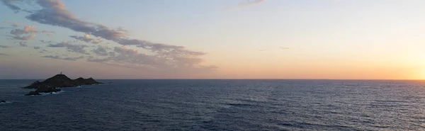 Korsika: hisnande solnedgången på den Iles Sanguinaires (blodiga öarna), berömda fyra mörk röd porfyr öar, en liten skärgård i golfen Ajaccio med en fyr som dating 1844 — Stockfoto