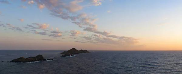 Korsika: hisnande solnedgången på den Iles Sanguinaires (blodiga öarna), berömda fyra mörk röd porfyr öar, en liten skärgård i golfen Ajaccio med en fyr som dating 1844 — Stockfoto