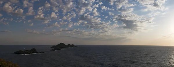 Corsica: the breathtaking sunset on the Iles Sanguinaires (Bloody Islands), famous four dark red porphyry islands, a little archipelago in the Gulf of Ajaccio with a lighthouse dating 1844 — Stock Photo, Image