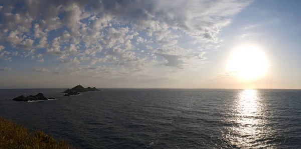 Córcega: la impresionante puesta de sol en las Islas Sanguinarias (Islas Sangrientas), famosas cuatro islas de pórfido rojo oscuro, un pequeño archipiélago en el Golfo de Ajaccio con un faro que data de 1844 —  Fotos de Stock