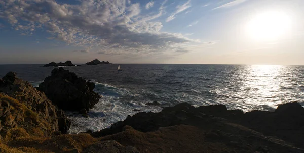 Córcega: rocas, olas y el mar Mediterráneo con vistas a las islas Sanguinarias, las famosas cuatro islas de pórfido rojo oscuro, un pequeño archipiélago en el Golfo de Ajaccio — Foto de Stock