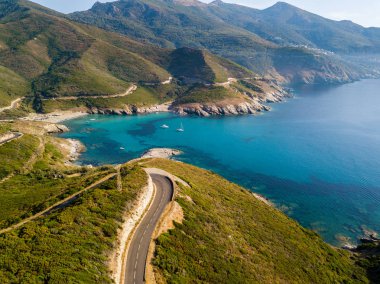 Korsika sahil dolambaçlı yollar ve koyları ile kristal deniz hava görünümünü. Cap Corse Yarımadası, Corsica. Kıyı şeridi. Anse d'Aliso. Aliso Körfez. Fransa