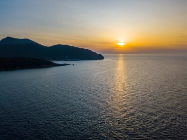 Gün batımı, promontories çevreleyen, deniz sahilinde Corsica hava görünümünü. Cap Corse Yarımadası. Fransa