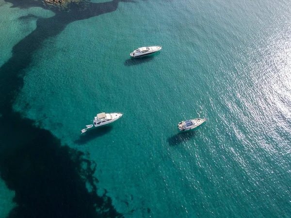 A légi felvétel a lehorgonyzott hajók úszó áttetsző tenger. Búvárkodás kikapcsolódás és nyári vakáció. Francia Riviéra, Corsica. Franciaország — Stock Fotó