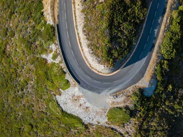 Luchtfoto van kronkelende wegen van de Franse kust. Cap Corse schiereiland, Corsica. Kustlijn. Frankrijk — Stockfoto