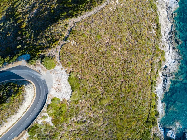 Flygfoto över Korsikas kust, slingrande vägar och vikar med kristallklart hav. Cap Corse halvön, Corsica. Kusten. Anse d'Aliso. Viken av Aliso. Frankrike — Stockfoto