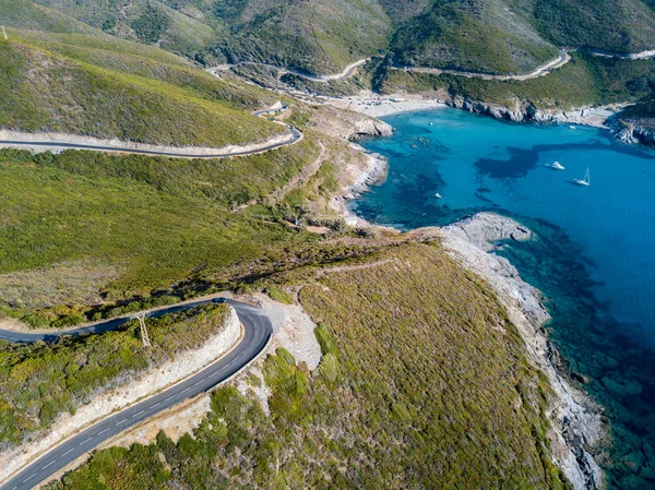 Veduta aerea della costa della Corsica, strade tortuose e calette con mare cristallino. Penisola di Cap Corse, Corsica. Sulla costa. Anse d'Aliso. Golfo di Aliso. Francia — Foto Stock